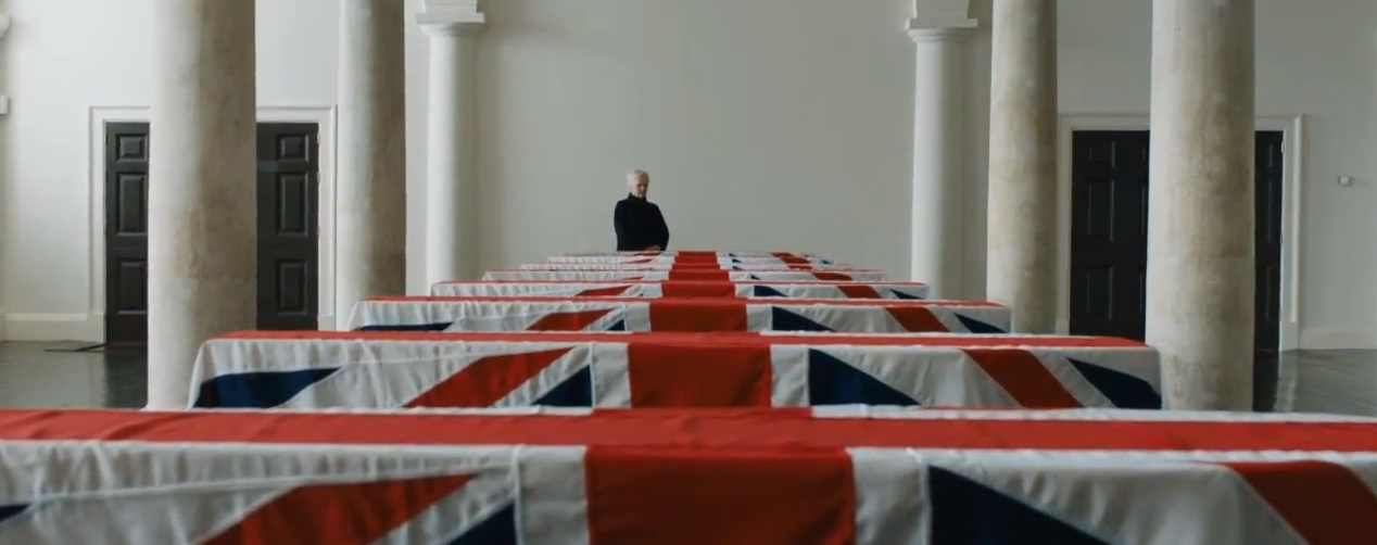 M (Judi Dench) no funeral dos agentes ingleses