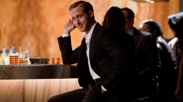 Ryan Gosling sentado ao bar